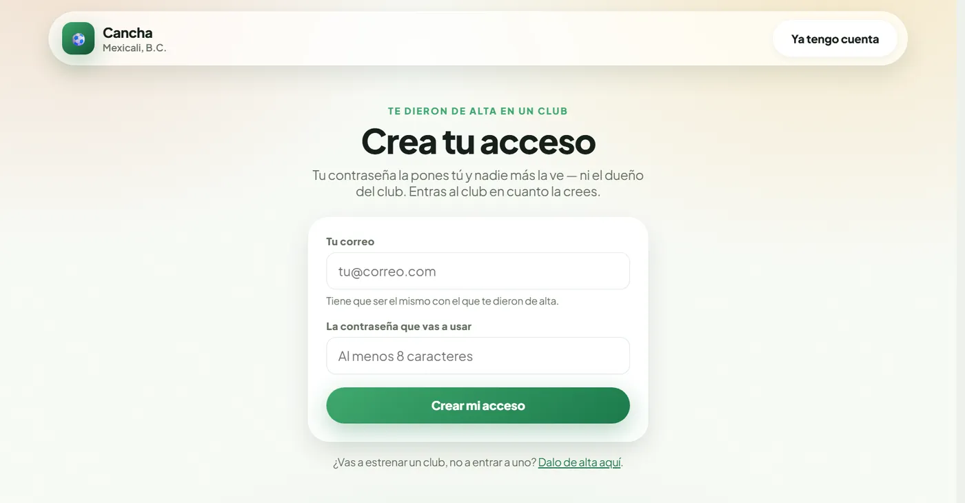 Pantalla de crear tu acceso: correo, la contraseña que vas a usar, y la opción de entrar con Google