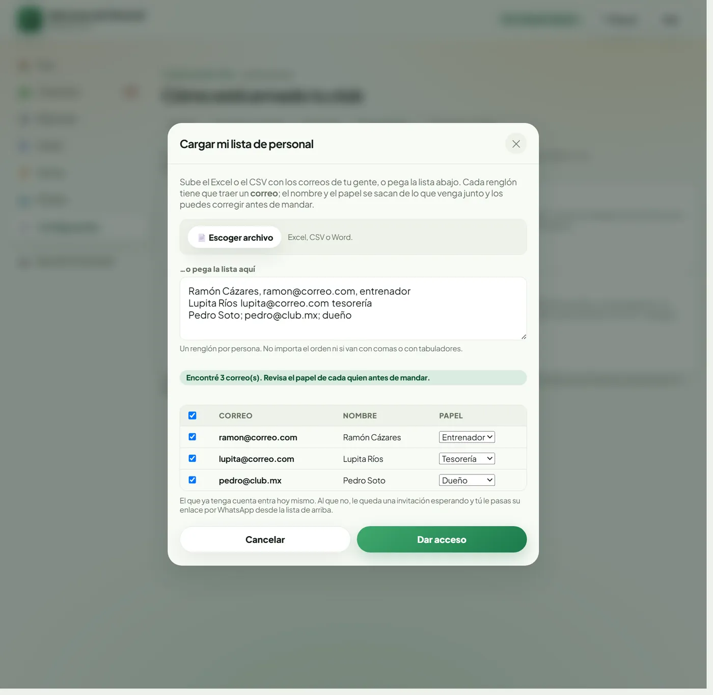 La ventana de cargar la lista de personal: el archivo, el cuadro para pegar la lista y la tabla con el correo, el nombre y el papel de cada quien